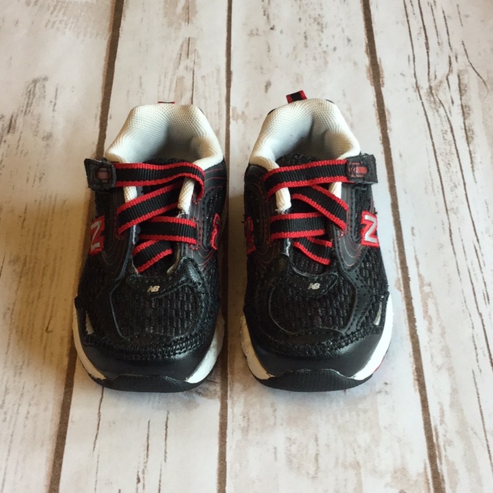 🎉$10 or 2/$13 🎉 New Balance kids size 5